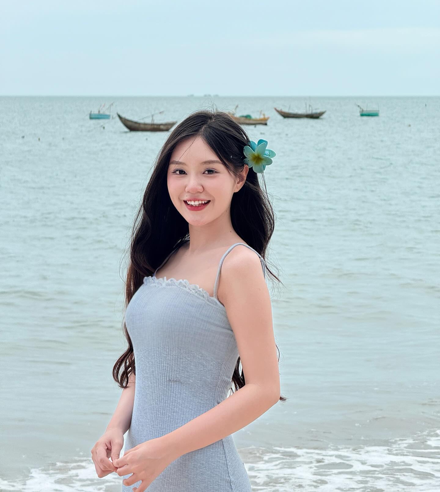 Đời thường của Khánh Như cũng ưa chuộng nhưng trang phục basic, nhẹ nhàng và nữ tính