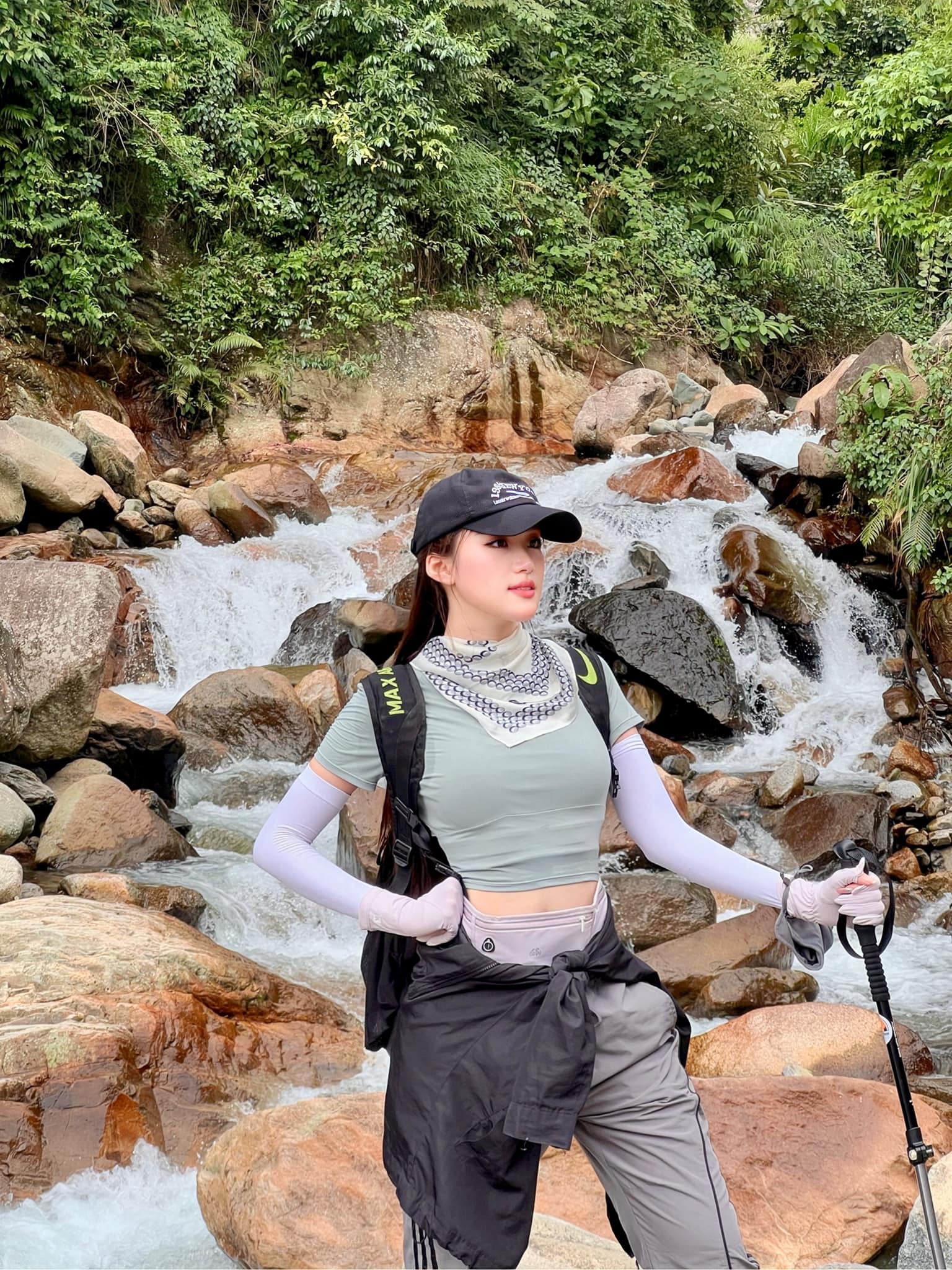 Ngoài đời cô bạn tham gia nhiều môn thể thao, thi thoảng quay clip đu trend TikTok