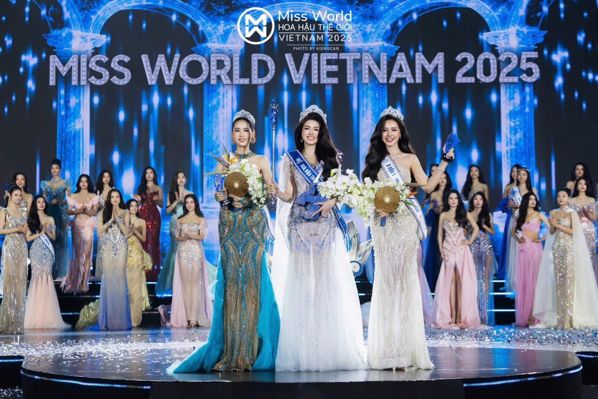 Top 3 Miss World Vietnam 2025 từ trái sang: Á hậu 2 Tâm Như, Hoa hậu Phương Oanh, Á hậu 1 Khánh Như