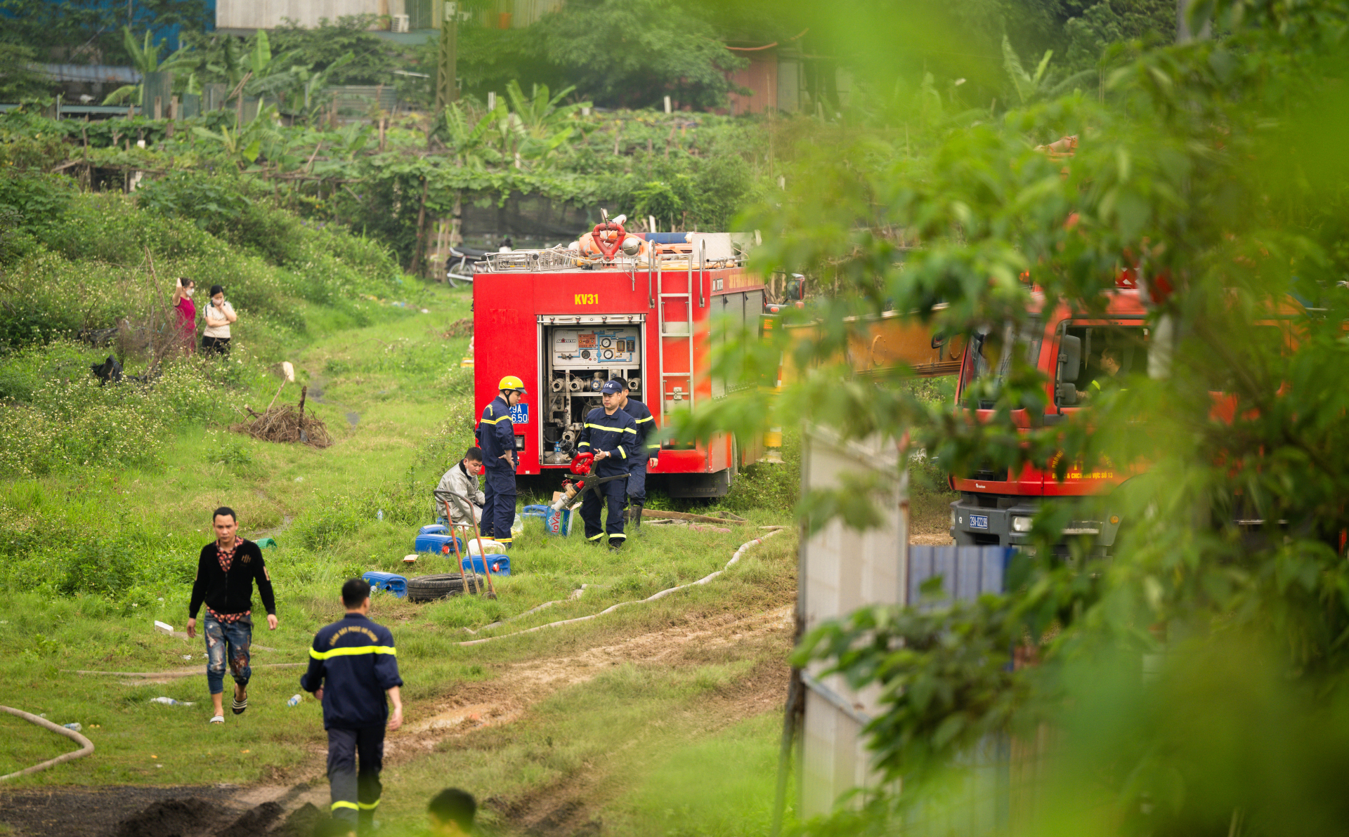 Lực lượng chức năng đang xử lý tại hiện trường (Ảnh: Như Hoàn)