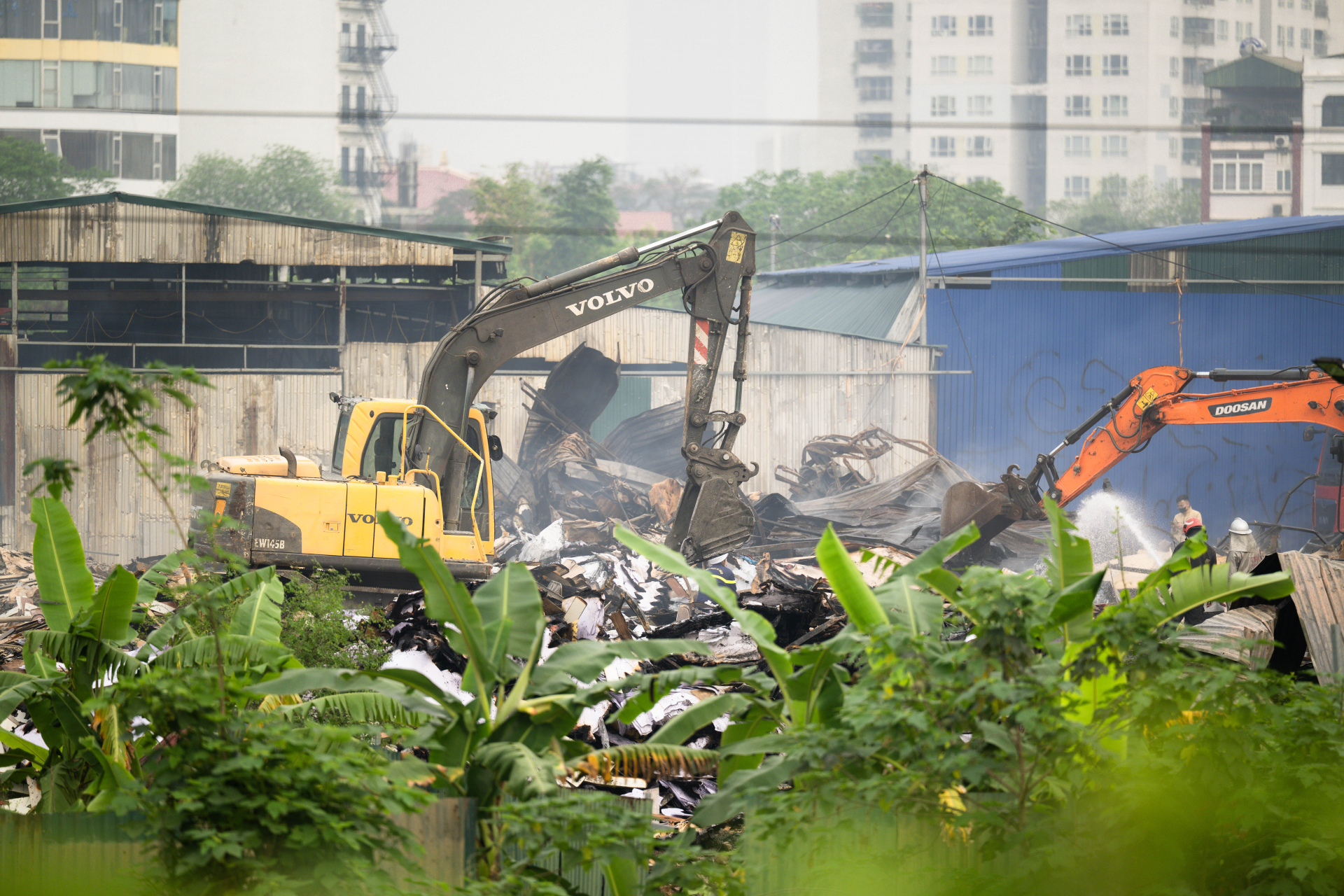 Ghi nhận vào thời điểm 9 giờ sáng, về cơ bản đám cháy được được dập tắt hoàn toàn (Ảnh: Như Hoàn)