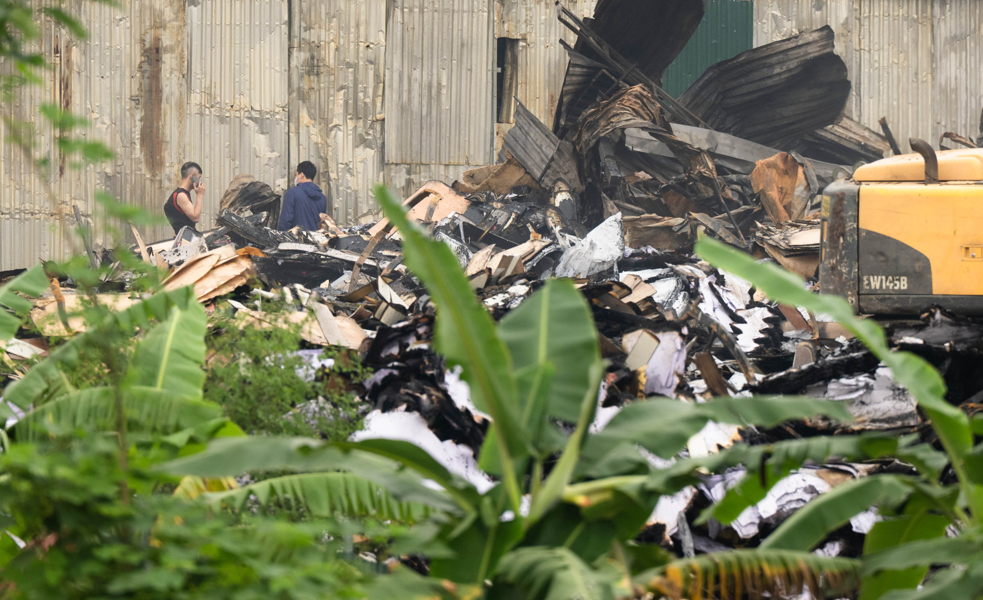 Nhiều phần của kho xưởng đã hoàn toàn bị thiêu rụi (Ảnh: Như Hoàn)