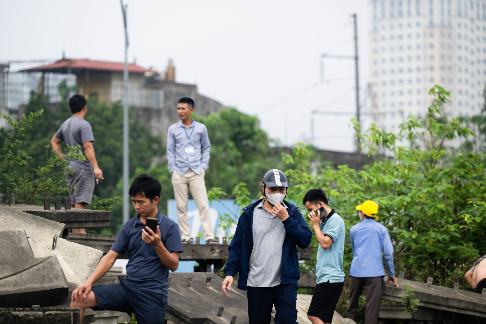 Nhiều người dân không khỏi lo lắng (Ảnh: Như Hoàn)