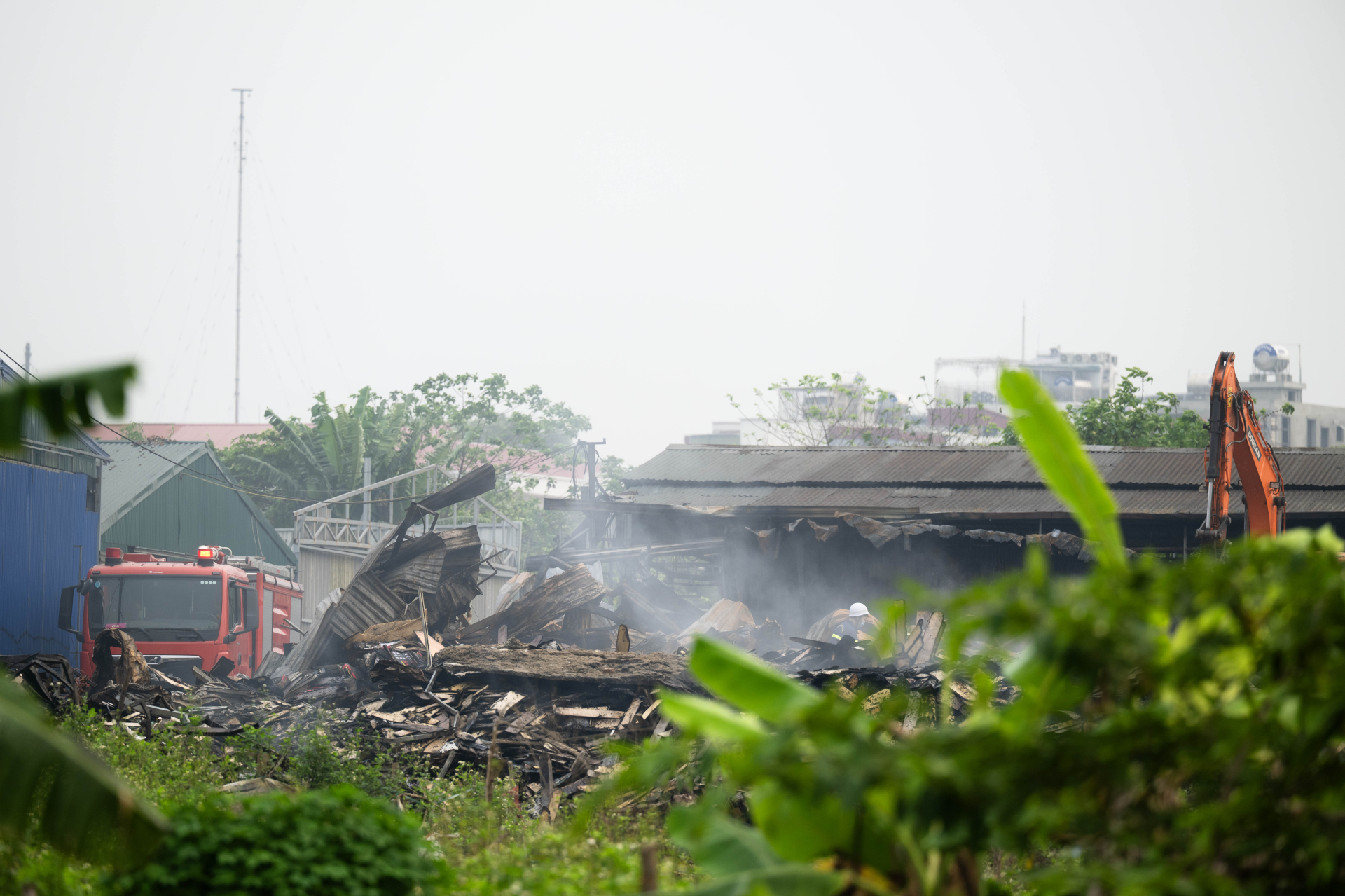 Hiện, Giám đốc CATP đang tiếp tục chỉ đạo các lực lượng tập trung tổ chức làm mát và dập tàn, không để đám cháy phát triển trở lại; đồng thời khẩn trương tiến hành điều tra, làm rõ nguyên nhân vụ cháy để xử lý theo quy định của pháp luật (Ảnh: Như Hoàn)