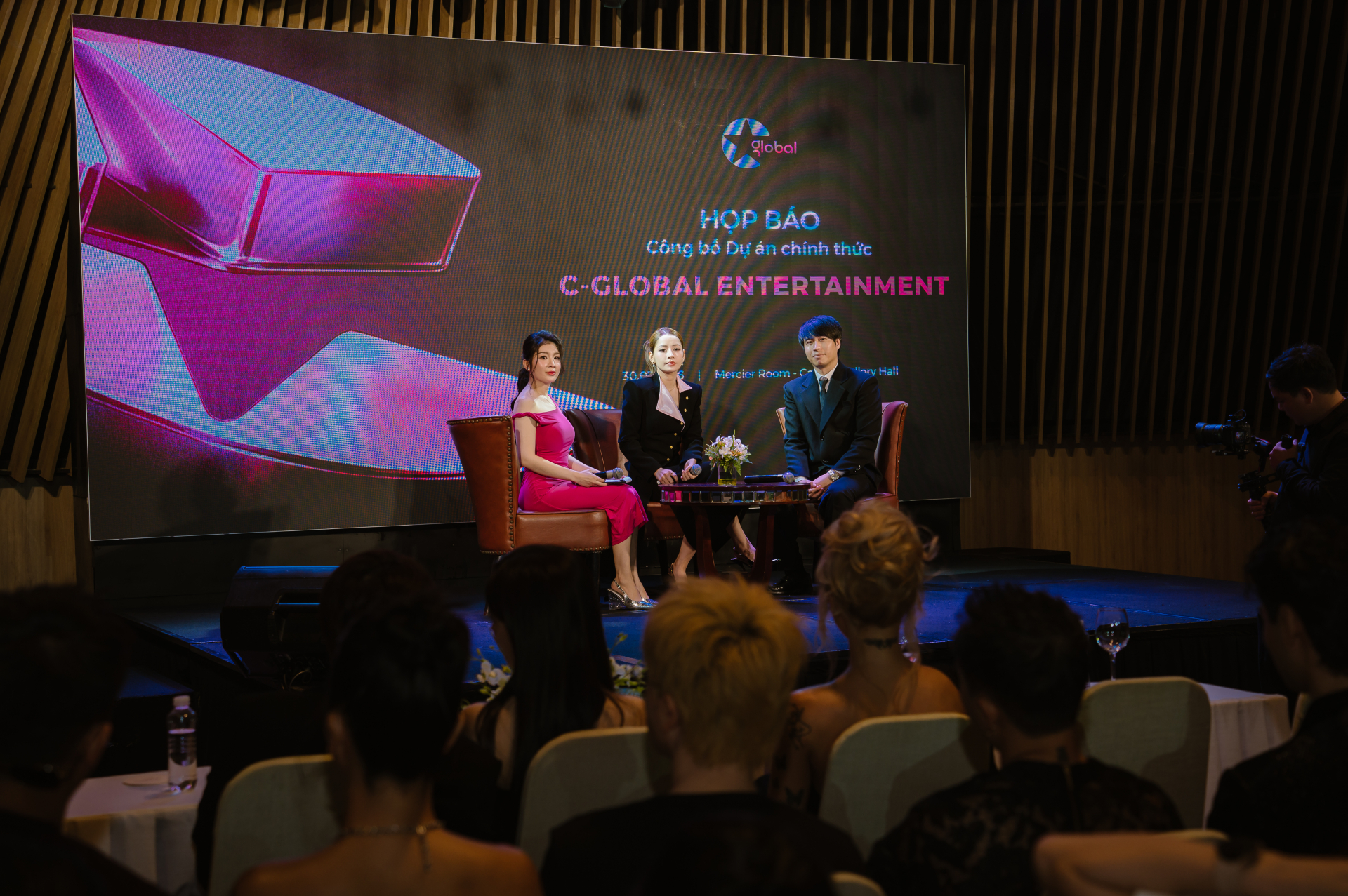 Chi Pu trong phần hỏi đáp với truyền thông