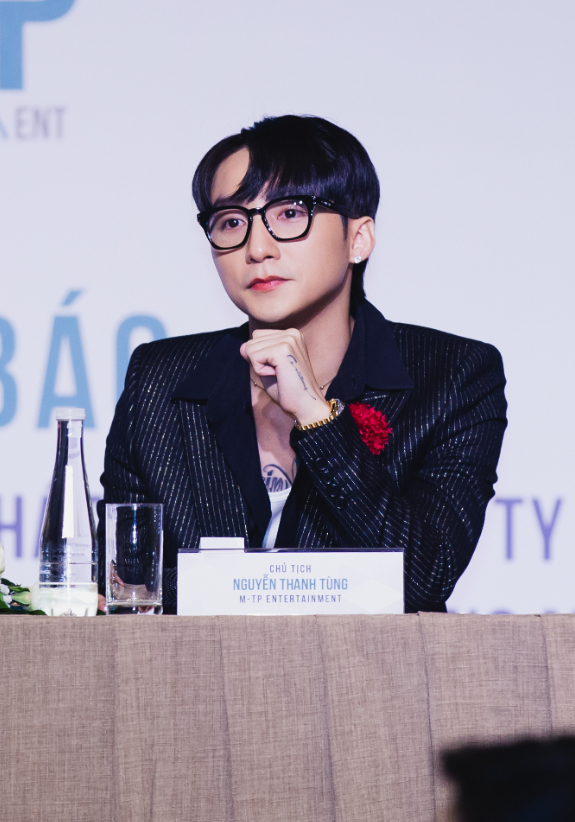  Chi Pu nhận được câu hỏi từ truyền thông, đặt quyết định làm công ty quản lý của cô lên bàn cân với Sơn Tùng M-TP 