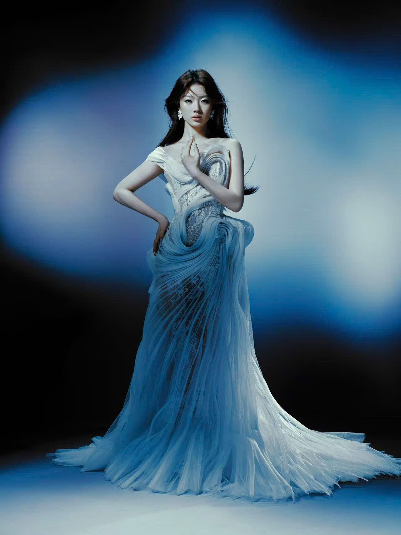 Sinh năm 2001, Thiện Y Thuần bước ra từ The Voice Trung Quốc với danh hiệu quán quân và nhanh chóng được xem là một trong những giọng ca trẻ nổi bật nhất (ảnh: Weibo)