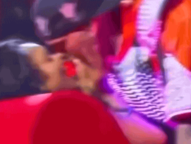 Chris Brown hôn fan nữ ngay trong concert