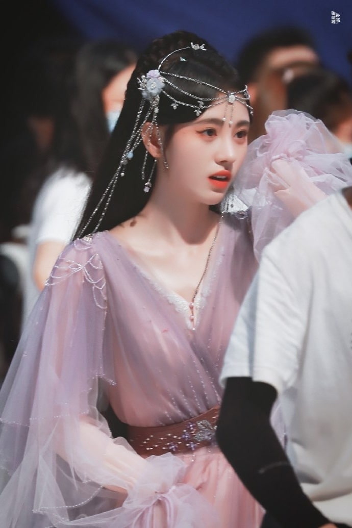 Tuy nhiên, đi cùng danh tiếng là những tranh cãi kéo dài về năng lực, đặc biệt trong lĩnh vực diễn xuất