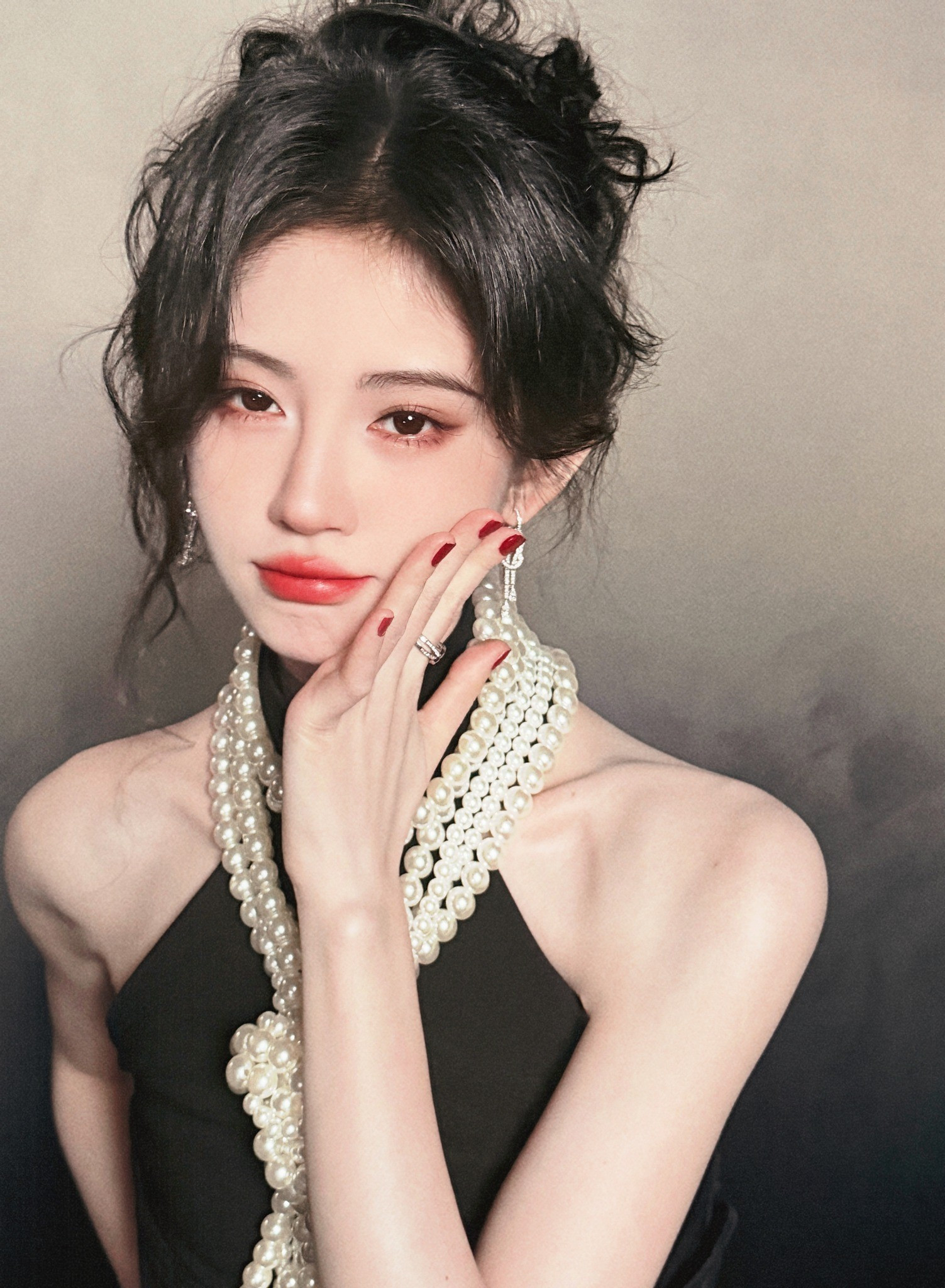 Gương mặt với đường nét hợp gu khán giả đại lục, làn da trắng sứ cùng khí chất cổ điển giúp Cúc Tịnh Y luôn nằm trong nhóm nghệ sĩ có visual hàng đầu