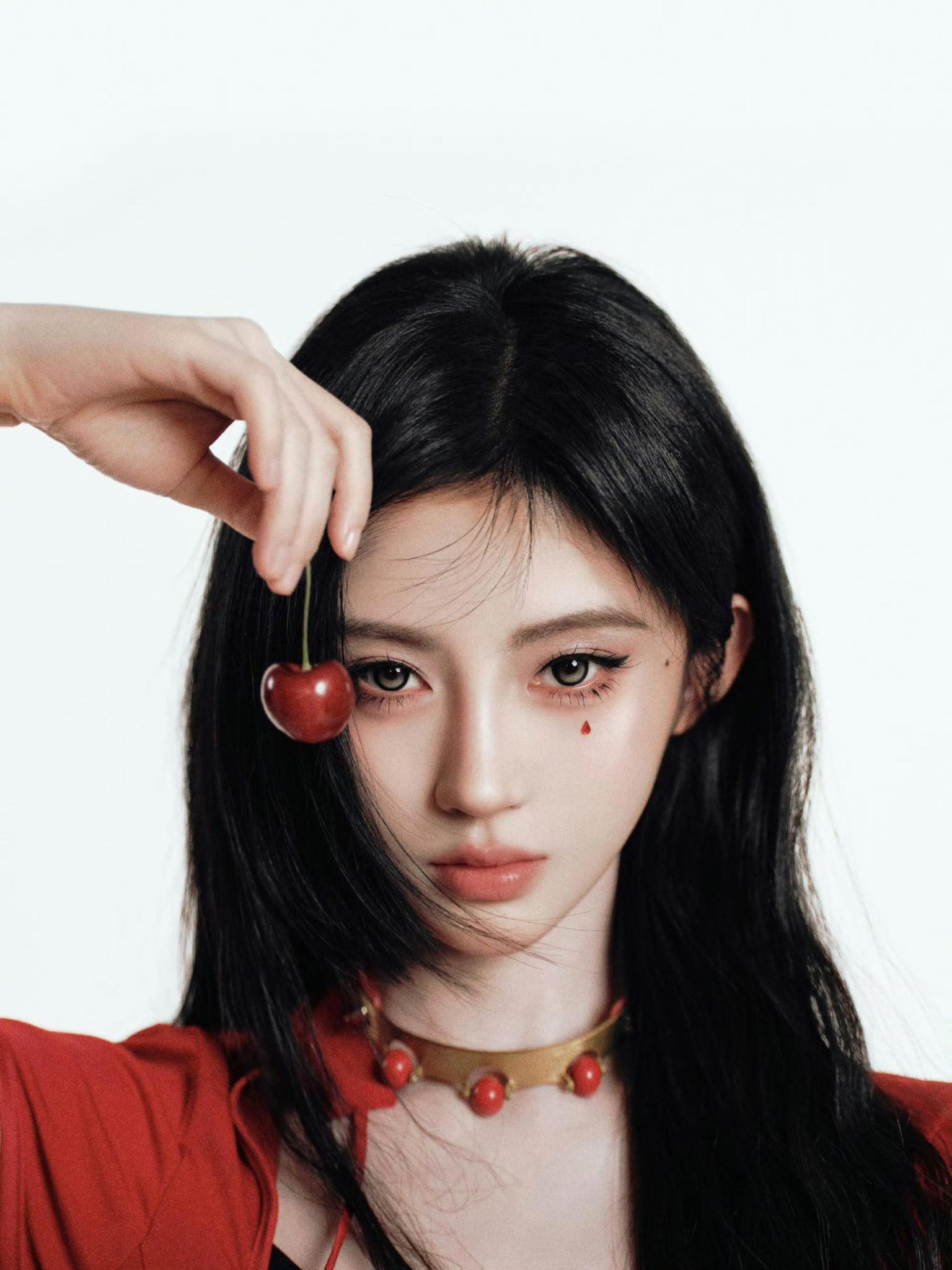 Một chi tiết gây sốc khác là bảng thu nhập của Cúc Tịnh Y bị công khai, hé lộ mức cát-xê và nguồn thu khủng ở nhiều lĩnh vực