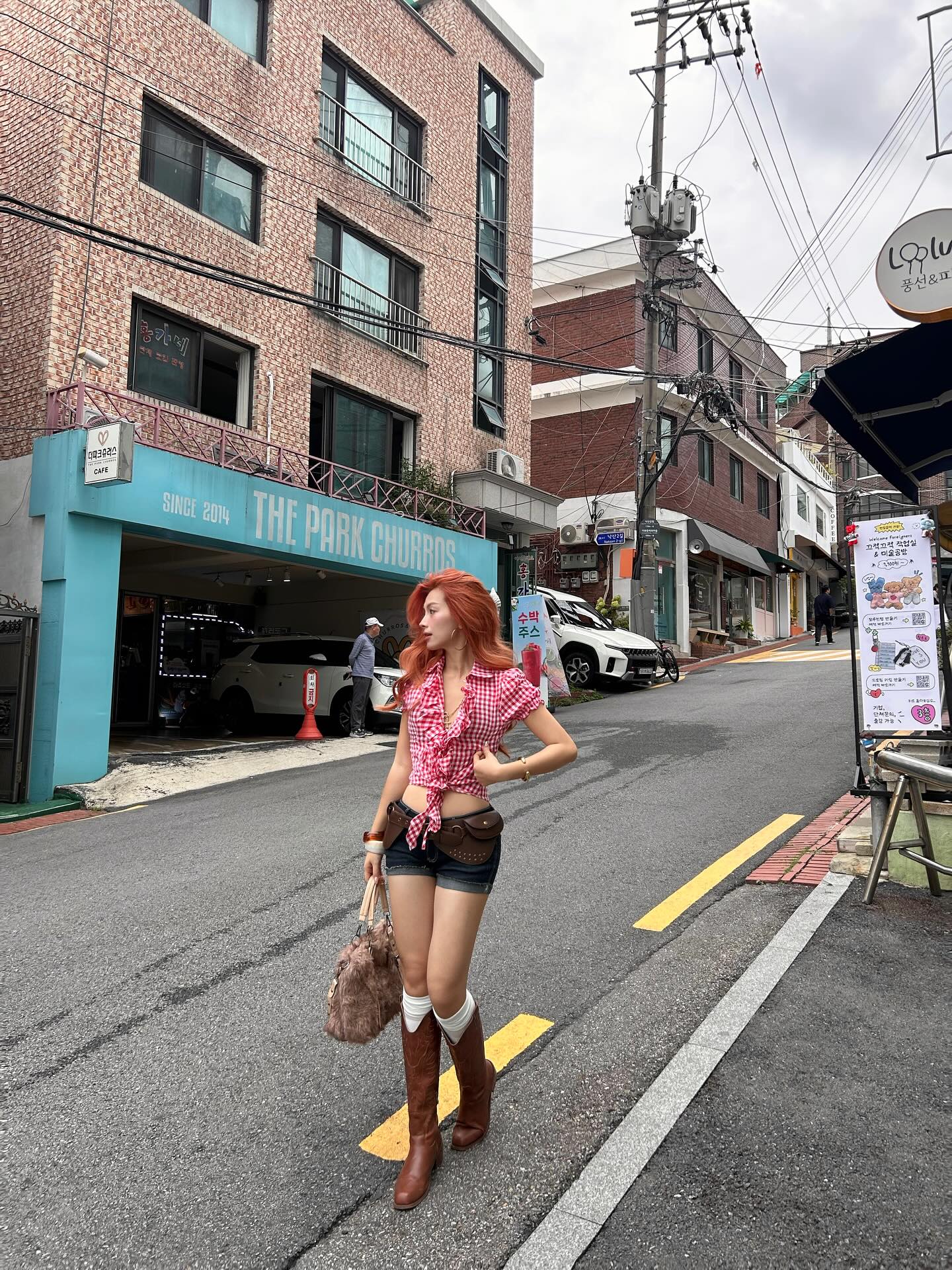 Cô nàng đang làm việc trong lĩnh vực thời trang