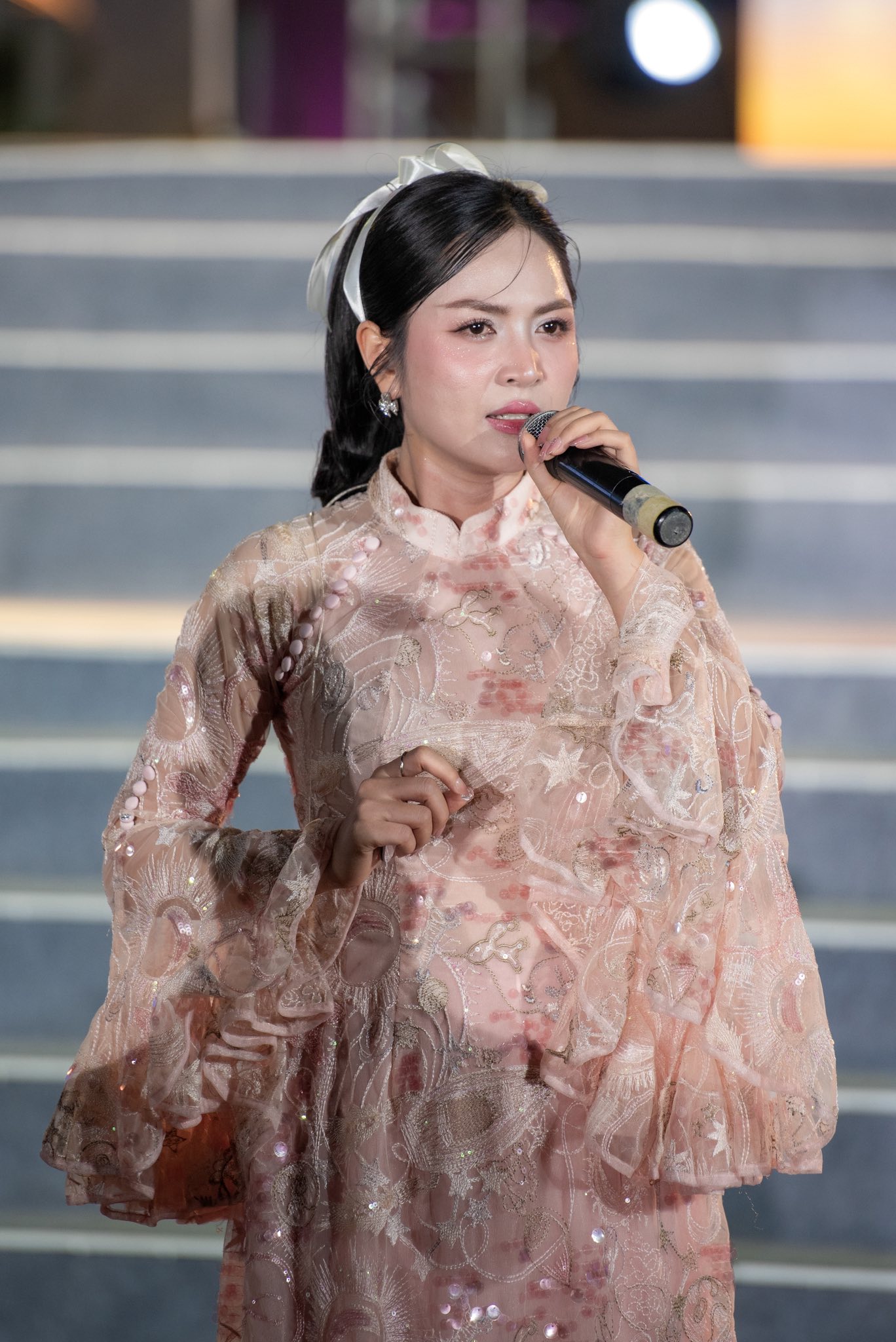 Vì nền tảng học thuật và là giọng ca quen thuộc của các sự kiện chính luận, sự cố hát nhép của Nguyễn Duyên Quỳnh càng trở nên nhạy cảm (ảnh: FBNV)