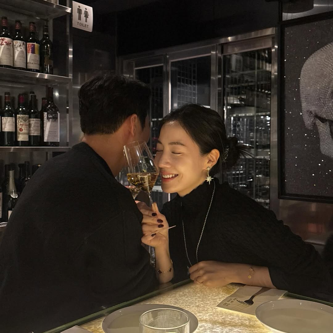 Hwayoung vừa tung hình ảnh hiếm hoi về chồng sắp cưới, qua đó xác nhận sắp kết hôn. Ảnh: IGNV