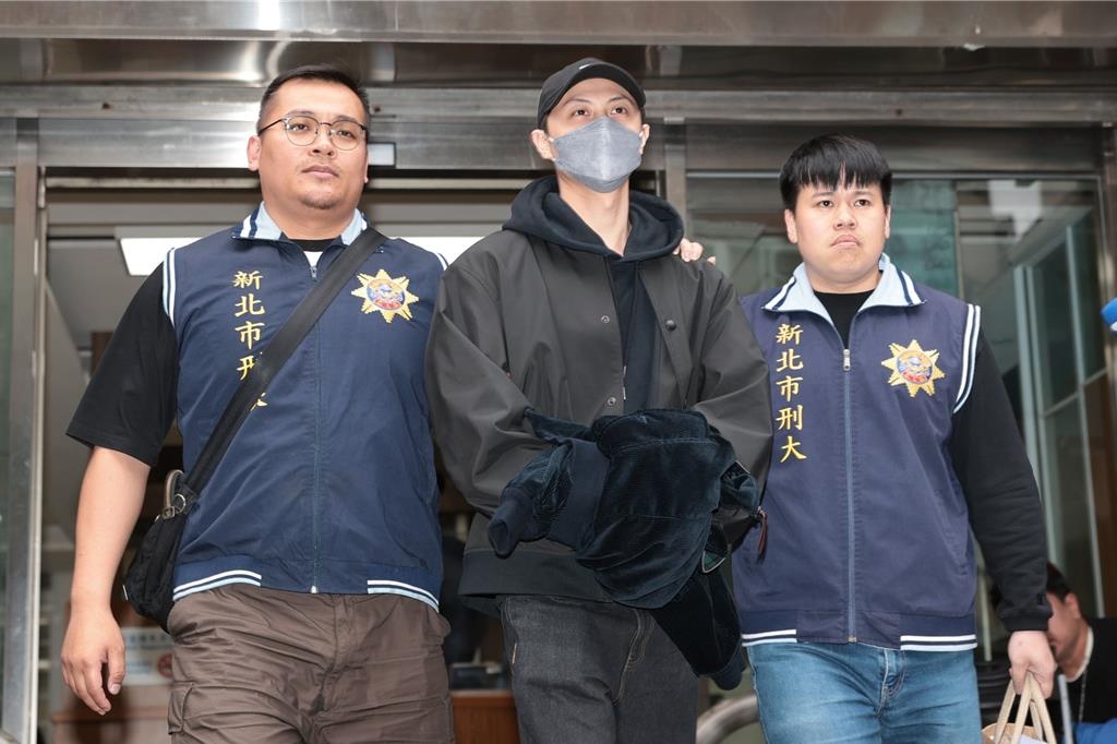 Nam diễn viên bị cảnh sát còng 2 tay đưa về đồn. Trong quá trình bị áp giải, anh bình tĩnh,  không kháng cự hay hoảng loạn. Ảnh: China Times.