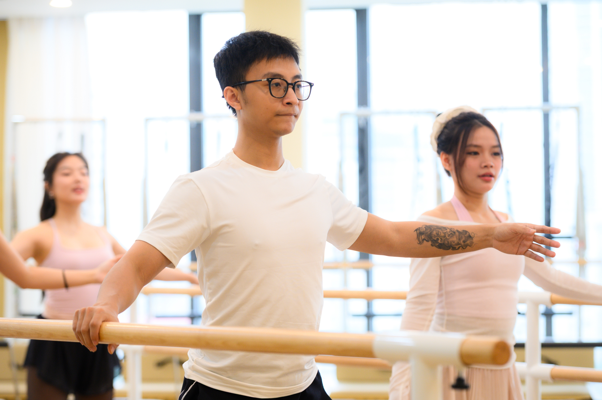 Barre là bộ môn kết hợp giữa giữa ballet, pilates, yoga và các bài tập sức mạnh.
