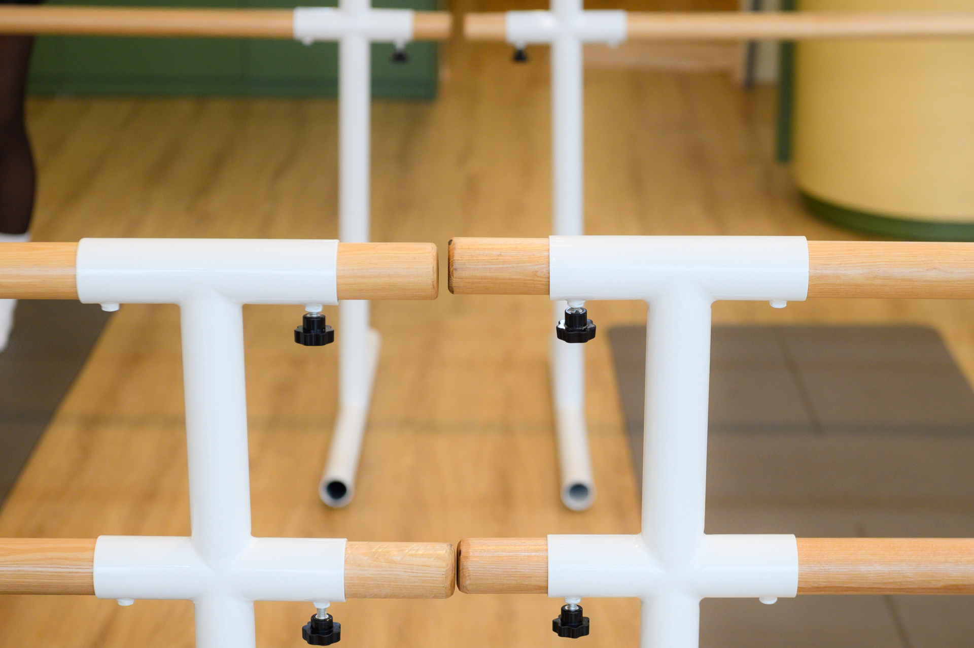 50 phút trong phòng tập barre - môn “gọt dáng” vibe tiểu thư: Có phải giàu mới “đu được”?