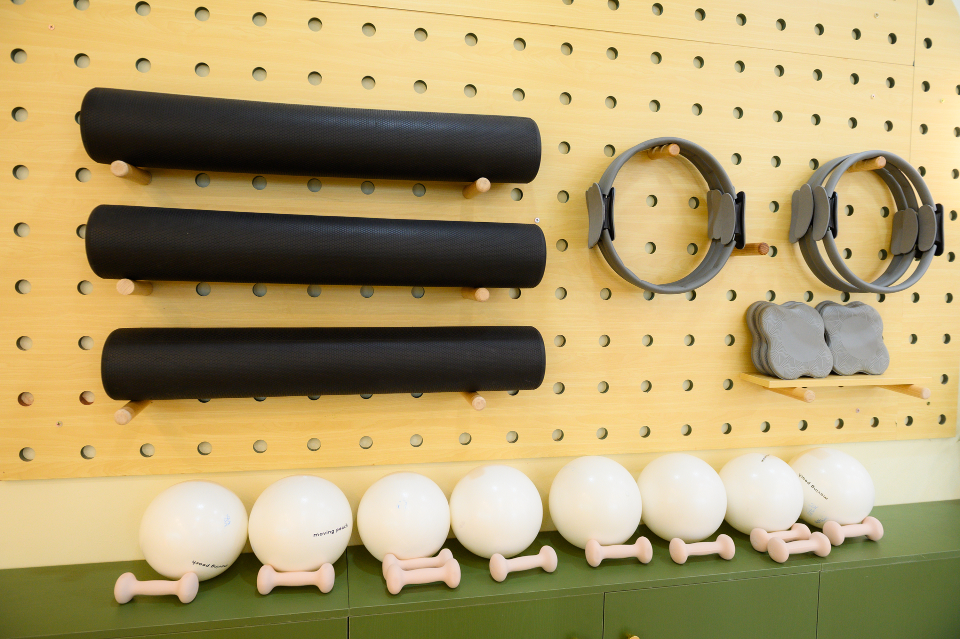 Các thanh gióng (barre) là điều không thể thiếu, thêm vào đó là một số dụng cụ tập bổ trợ