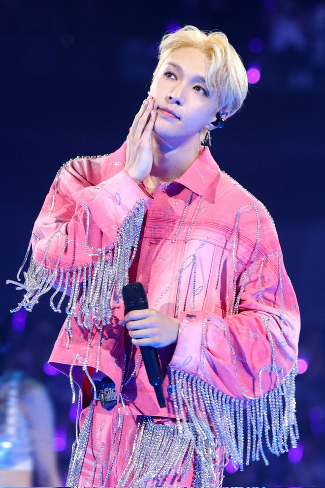  Sinh năm 1991, Trương Nghệ Hưng ra mắt năm 2012 với tư cách thành viên nhóm EXO dưới sự quản lý của SM Entertainment