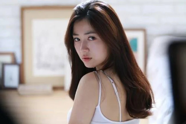 Hwayoung sắp kết hôn với 1 doanh nhân hơn tuổi. Ảnh: Naver