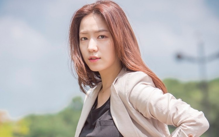 Hwayoung (cựu thành viên T-ara) kết hôn với doanh nhân hơn 3 tuổi, vừa tung ảnh chồng nhưng chỉ có 1000 like