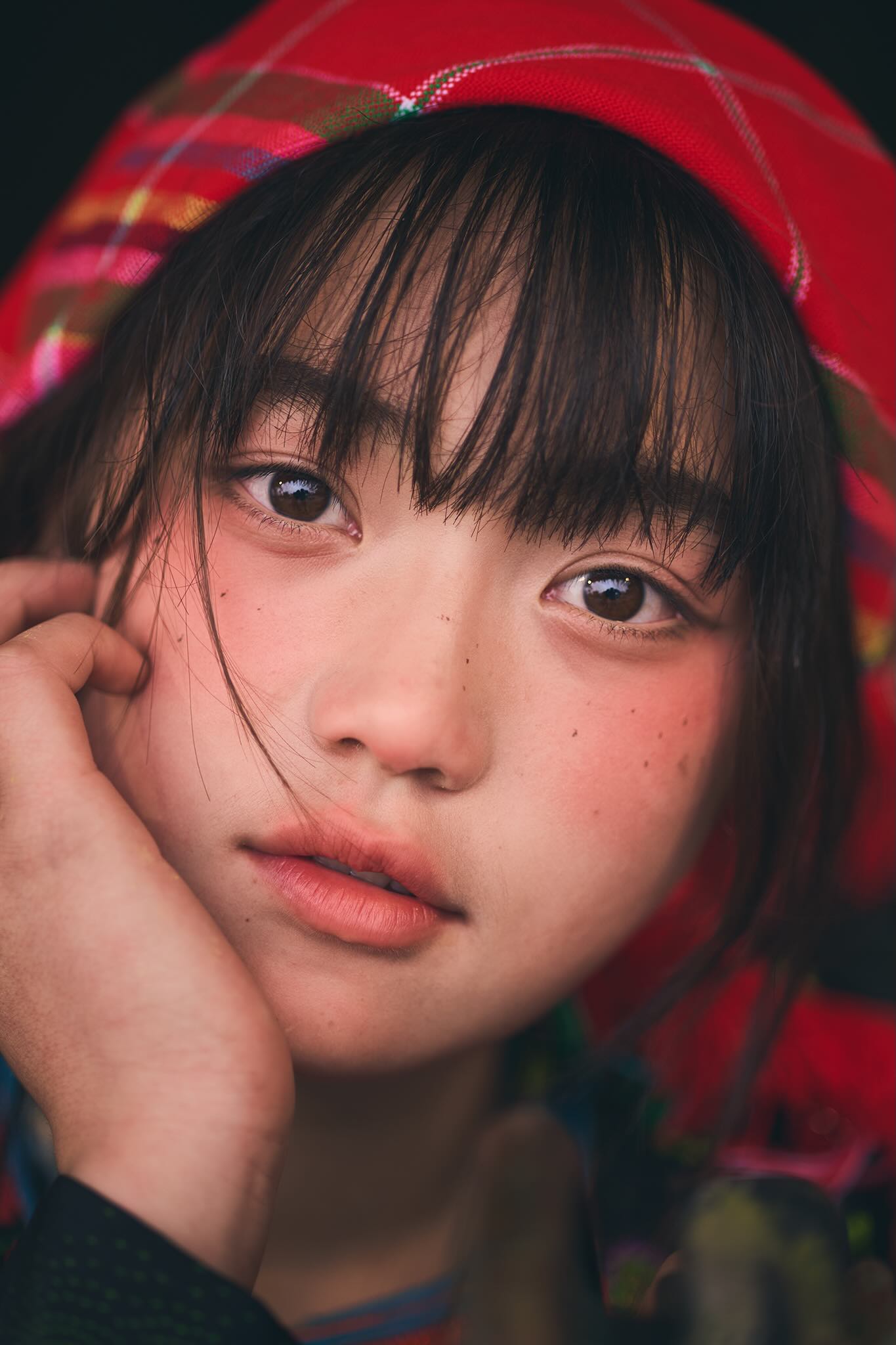 Chân dung bé gái người Mông có vẻ đẹp trong veo, lâu lắm rồi mới có một bộ ảnh khuấy đảo đến thế!