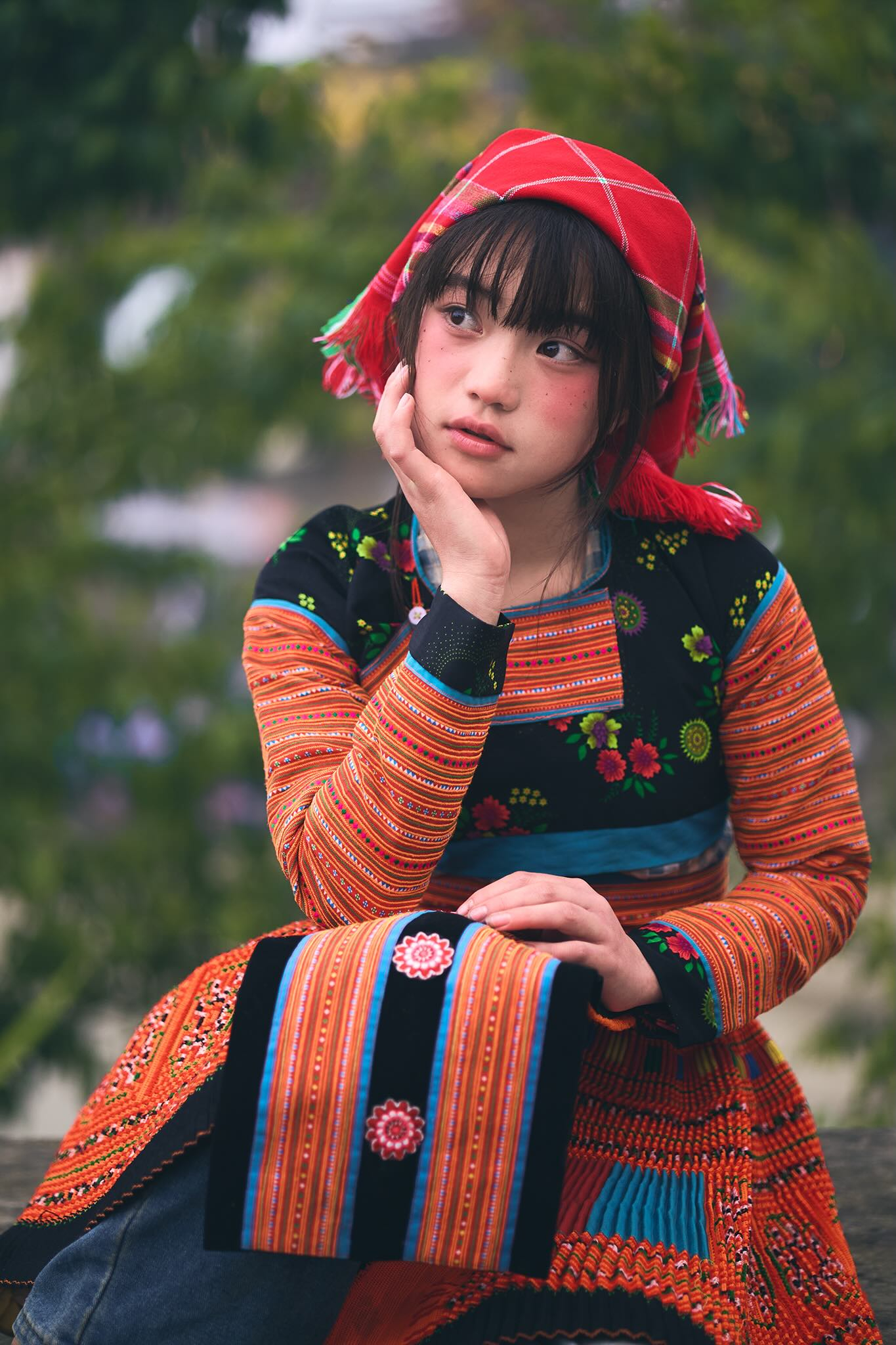 Chân dung bé gái người Mông có vẻ đẹp trong veo, lâu lắm rồi mới có một bộ ảnh khuấy đảo đến thế!