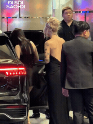 Naomi gây chú ý với màn khoe bóng lưng gợi cảm khi ra về cùng Chi Pu 