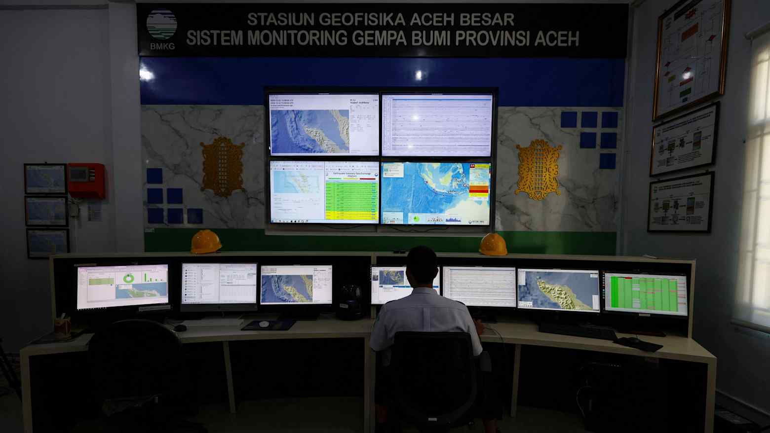 Một nhân viên của Cơ quan Khí tượng, Khí hậu và Địa vật lý Indonesia làm việc tại một trạm quan trắc ở tỉnh Aceh của nước này vào cuối năm 2024. Ảnh: Reuters