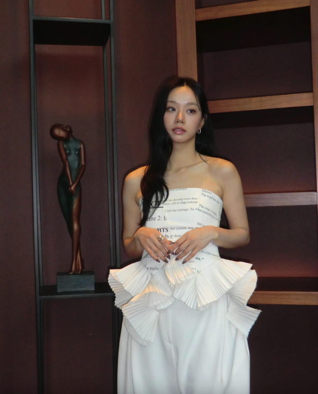 Hyeri mới đây khiến các fan thích thú khi xuất hiện tại Shanghai Fashion Week với làn da rám nắng dần. Cô chọn cách khoe khéo bờ vai gợi cảm cùng tông da nâu thay vì chú trọng việc show vòng 1. Ảnh: Threads