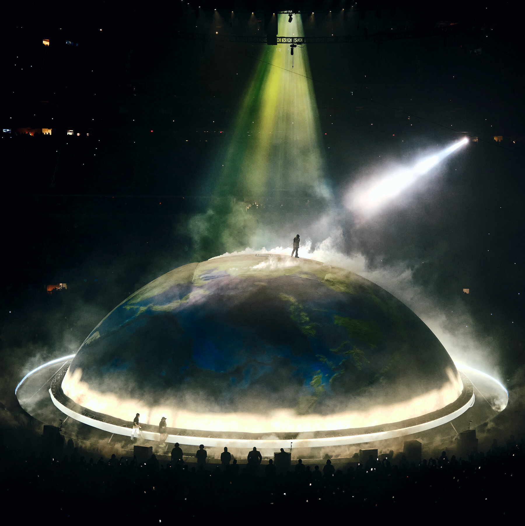  Ngỡ ngàng trước siêu concert mang Trái Đất lên sân khấu, nam nghệ sĩ bị ghét nhất thế giới nhưng ai cũng nể vì quá tài năng