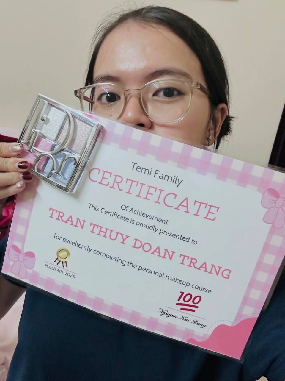 Được chồng đầu tư cho đi học makeup, còn in cả giấy khen vì thấy vợ 