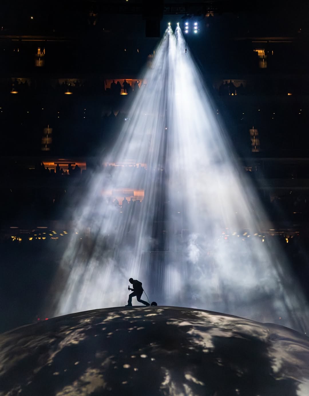  Ngỡ ngàng trước siêu concert mang Trái Đất lên sân khấu, nam nghệ sĩ bị ghét nhất thế giới nhưng ai cũng nể vì quá tài năng