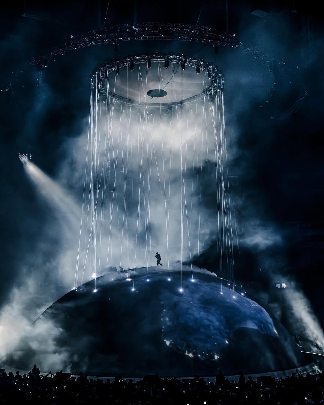  Ngỡ ngàng trước siêu concert mang Trái Đất lên sân khấu, nam nghệ sĩ bị ghét nhất thế giới nhưng ai cũng nể vì quá tài năng