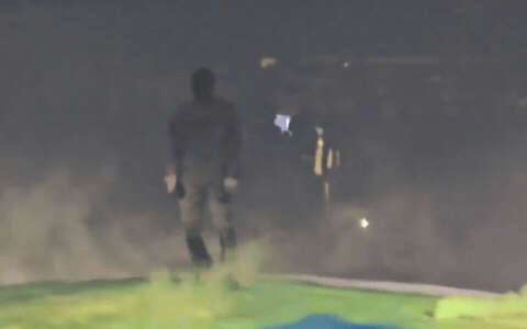 e đã mắng nhiếc đội ngũ sản xuất ngay trên sân khấu vì hệ thống chiếu sáng không đúng ý đồ