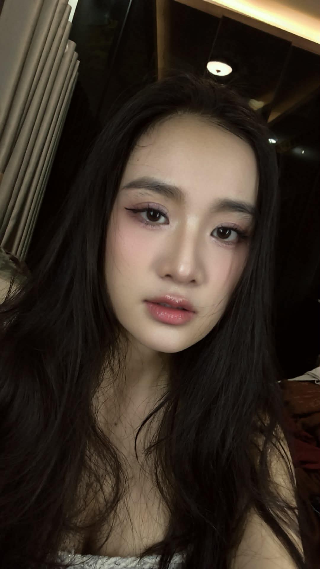 Gương mặt trước và sau khi tự makeup của Hiền Anh