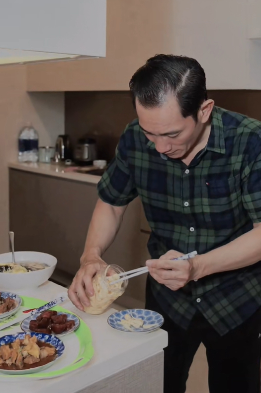 Bố Thùy Tiên sống cùng con gái trong chung cư cao cấp