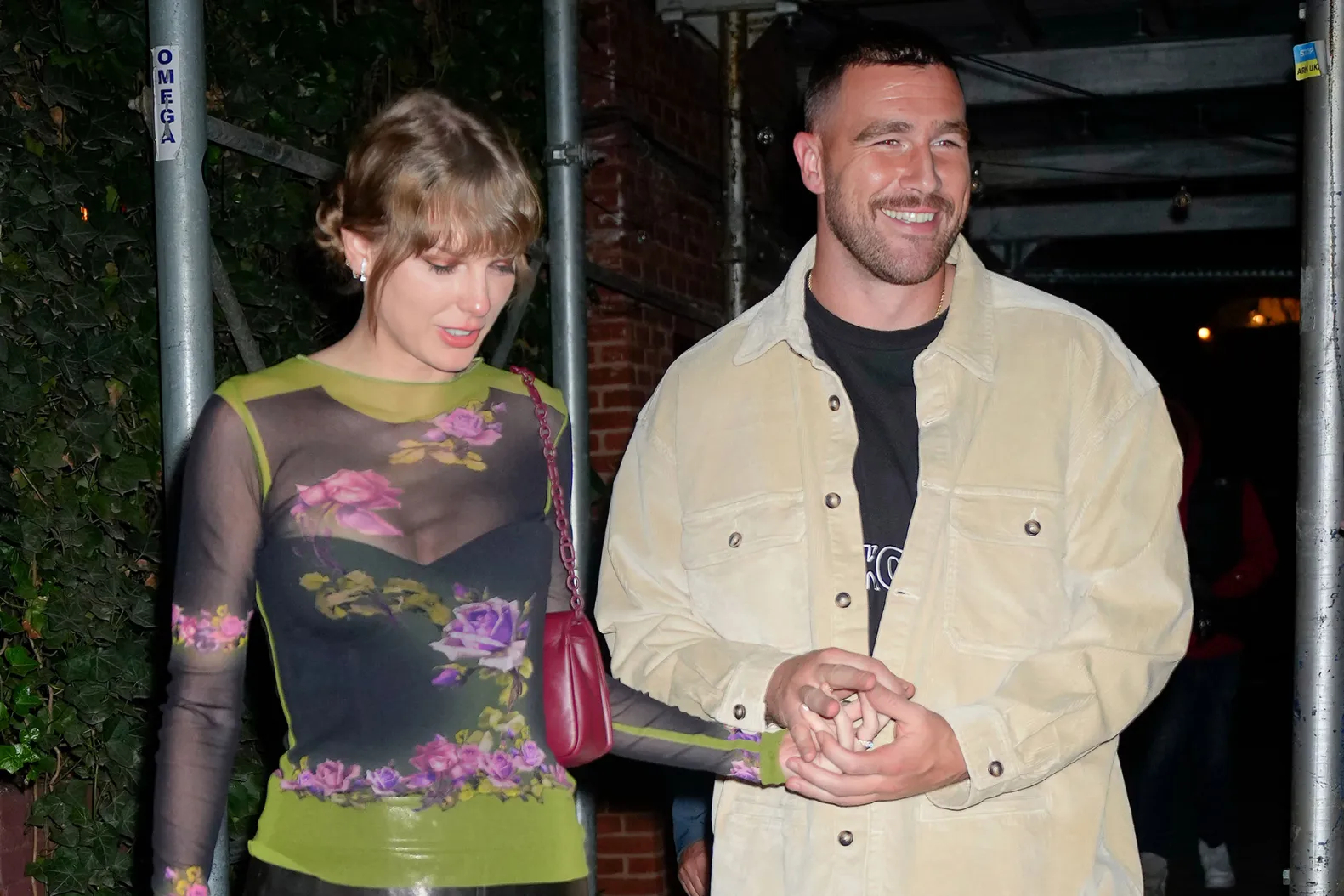 Công chúng hiện dõi theo từng bước đi của Taylor Swift - Travis Kelce. Ảnh: Rollingstone