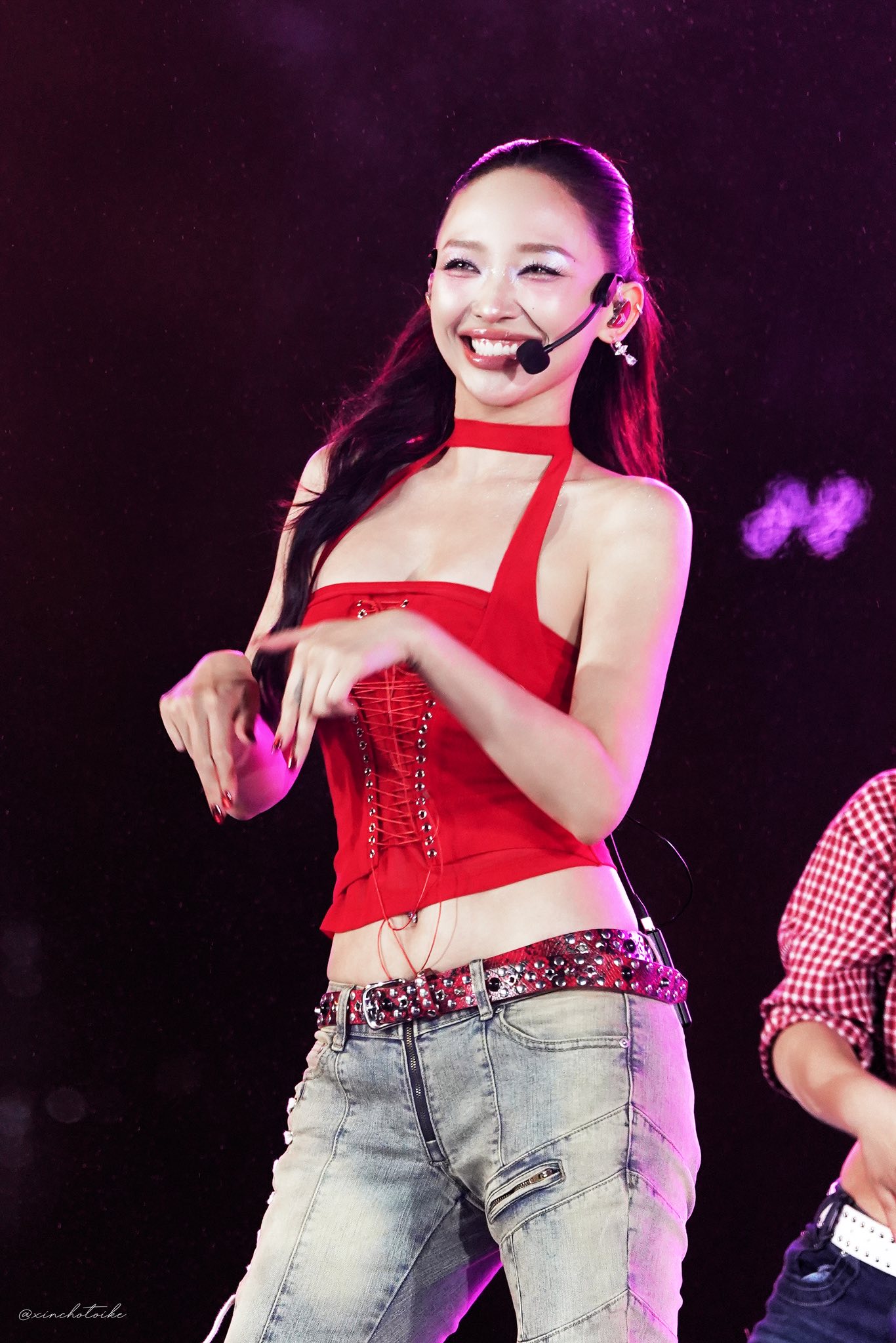 Tóc Tiên ngày càng táo bạo hơn khi lựa chọn trang phục đi diễn