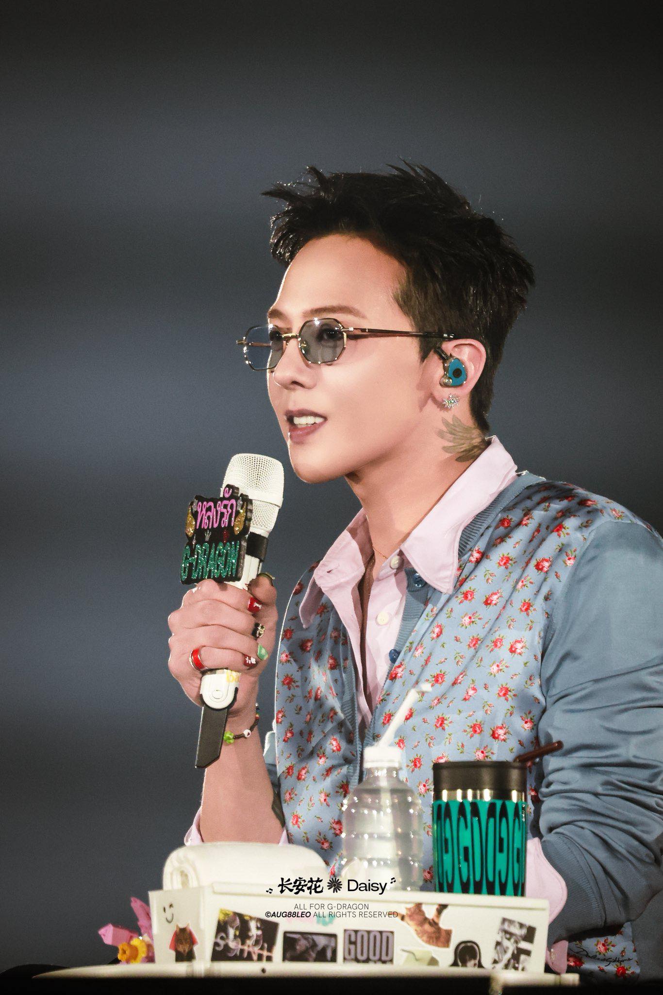 Trưởng nhóm BIGBANG đăng tải hình ảnh album ANOTHER DIMENSION lên story cá nhân để ủng hộ T.O.P.