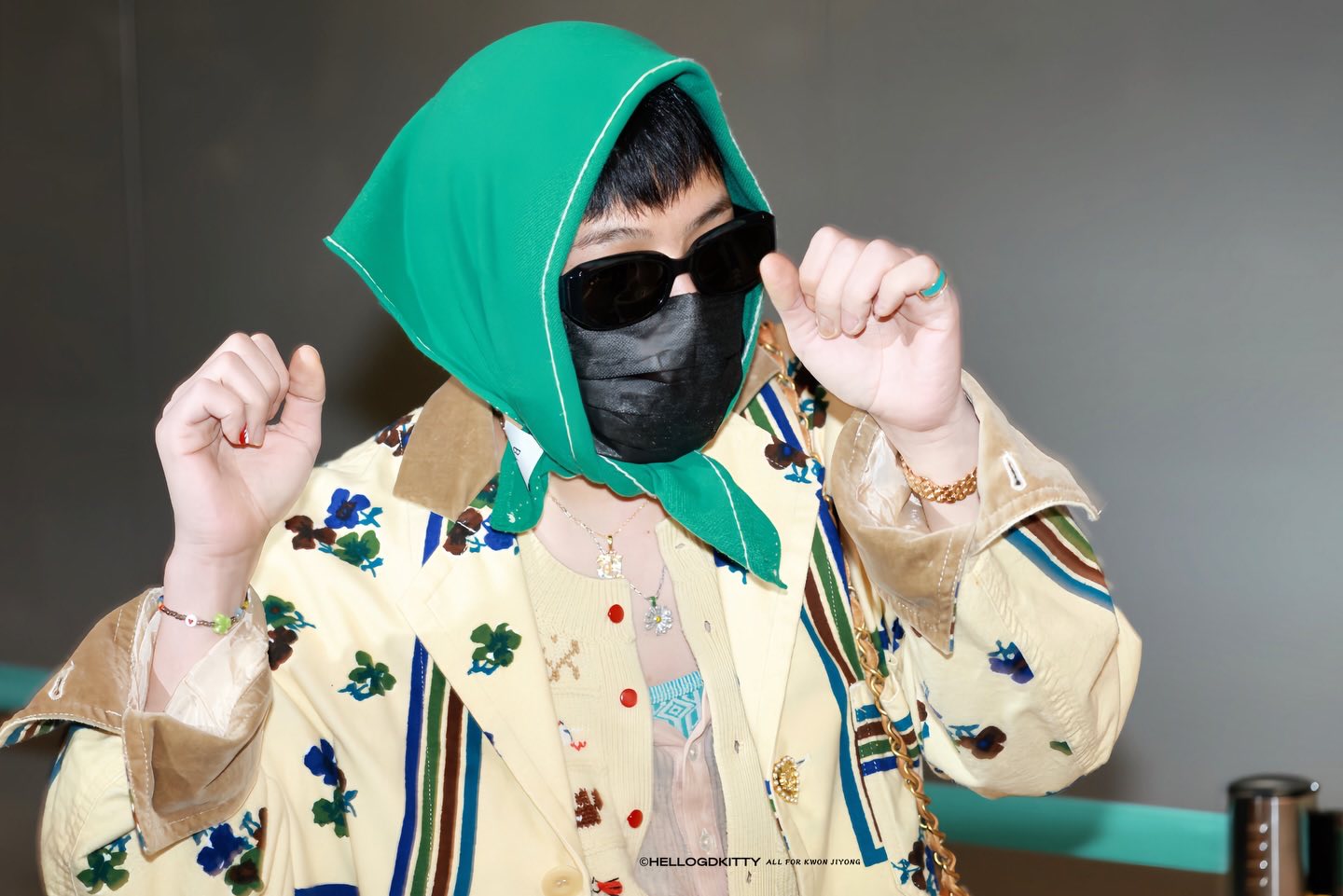 Chiều 3/4, khi T.O.P phát hành album, G-DRAGON có mặt ở sân bay để khởi hành sang Mỹ chuẩn bị cho sân khấu Coachella