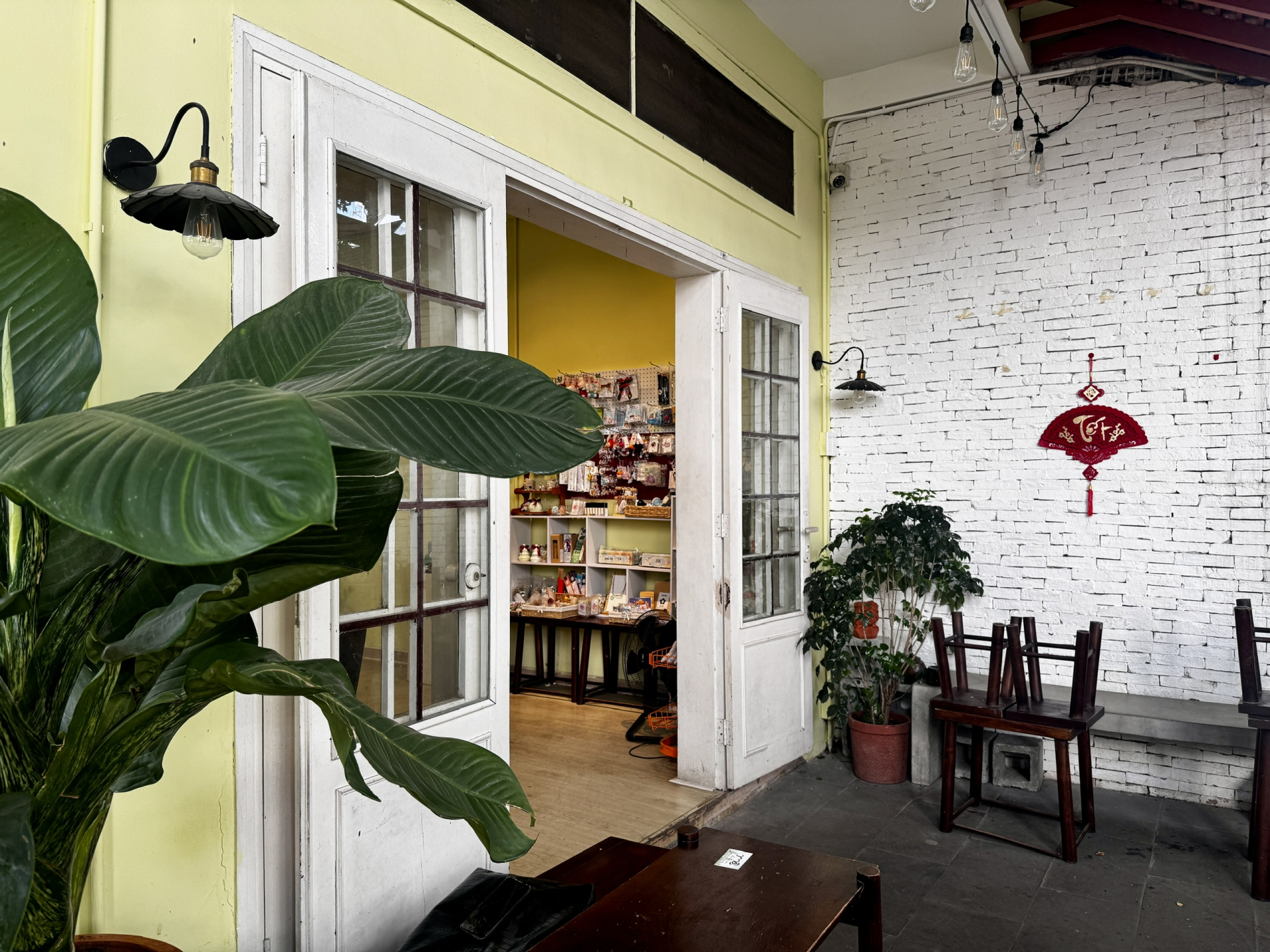 Quán mở cửa hoạt động bình thường vào sáng 4/4.