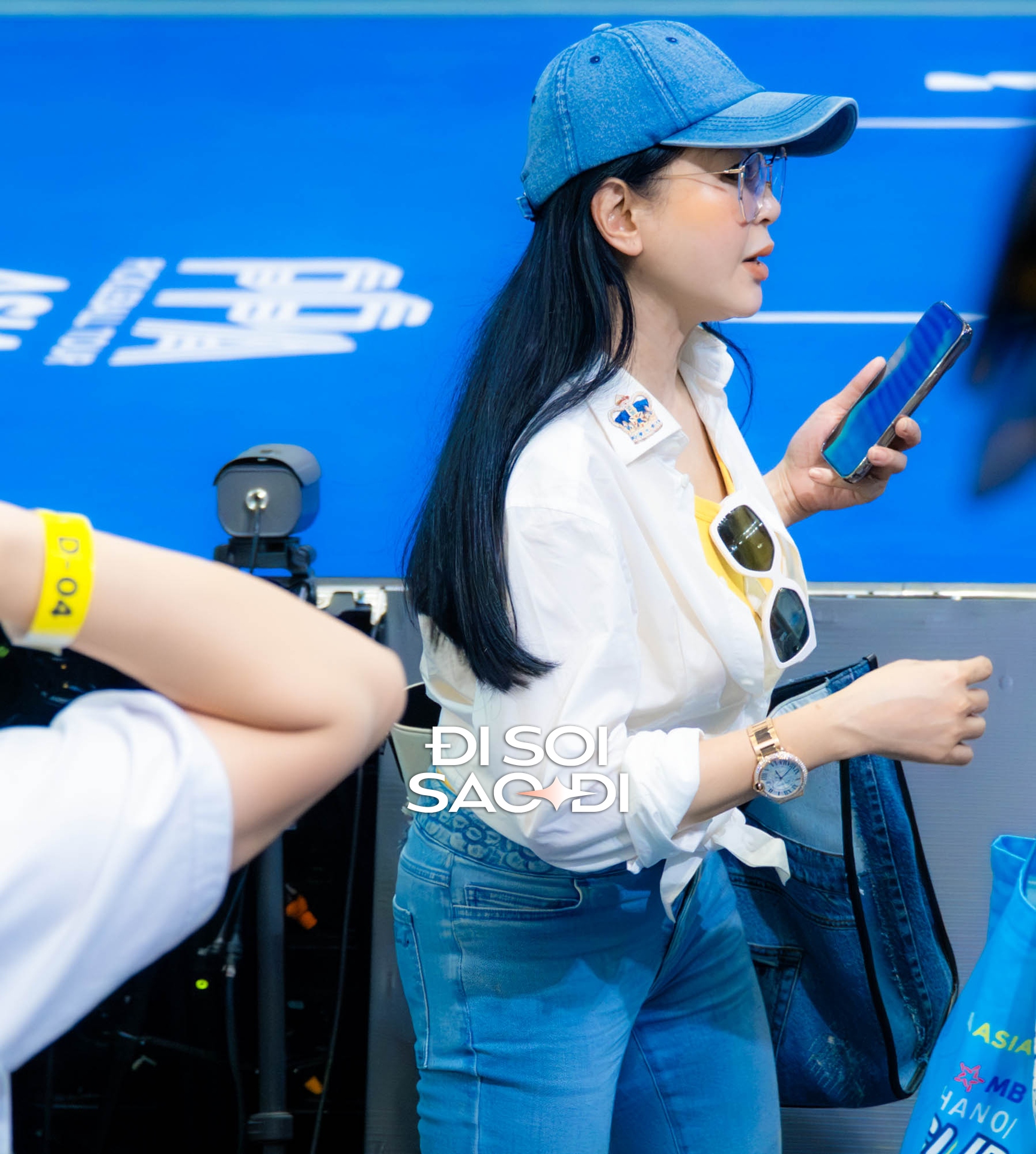 Nữ doanh nhân diện đồ giản dị nhưng vẫn hack tuổi và nổi bần bật