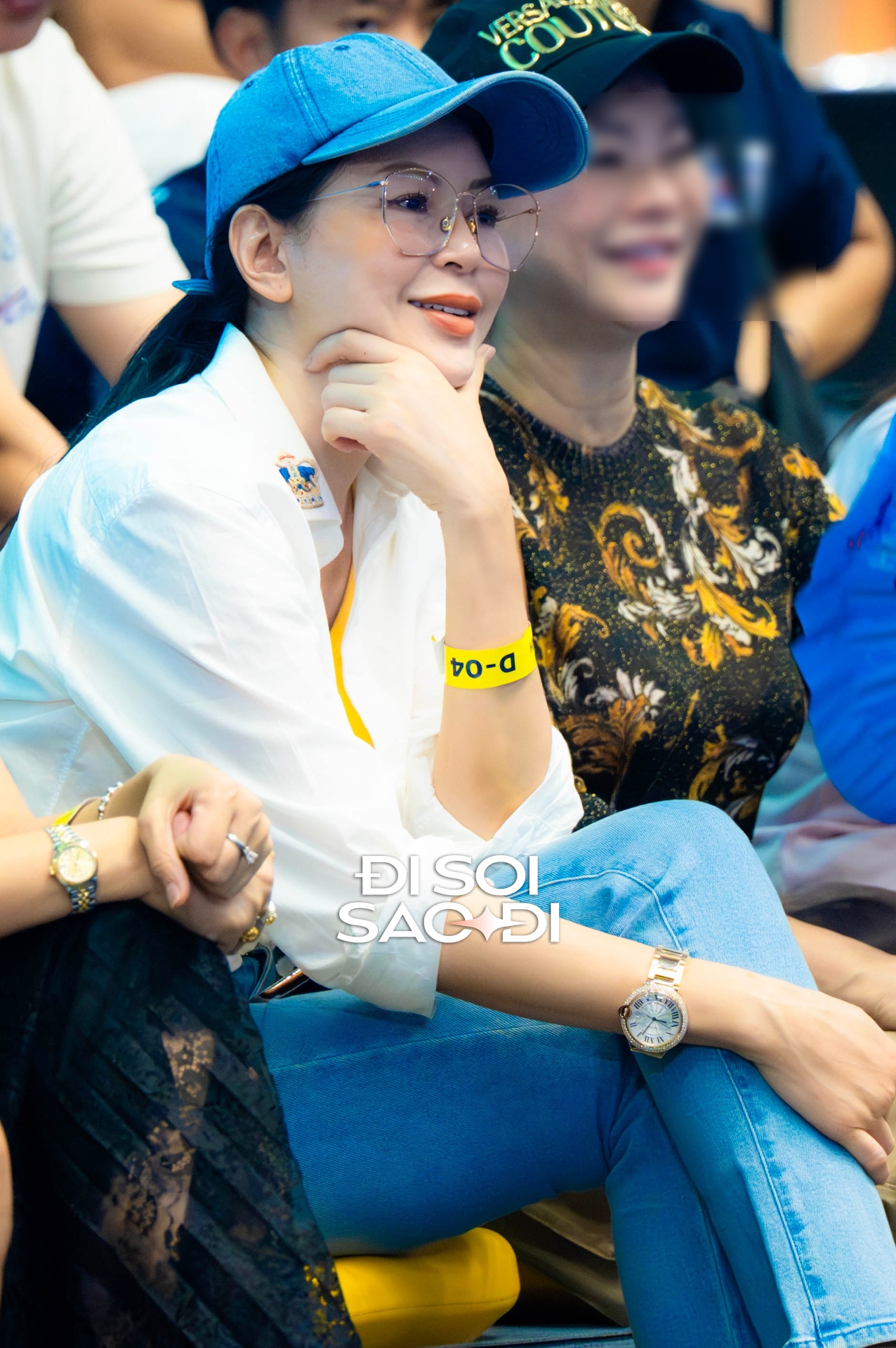 CLIP: Bắt trọn nhan sắc thực của vợ tỷ phú Johnathan Hạnh Nguyễn đi xem Pickleball PPA Asia 100