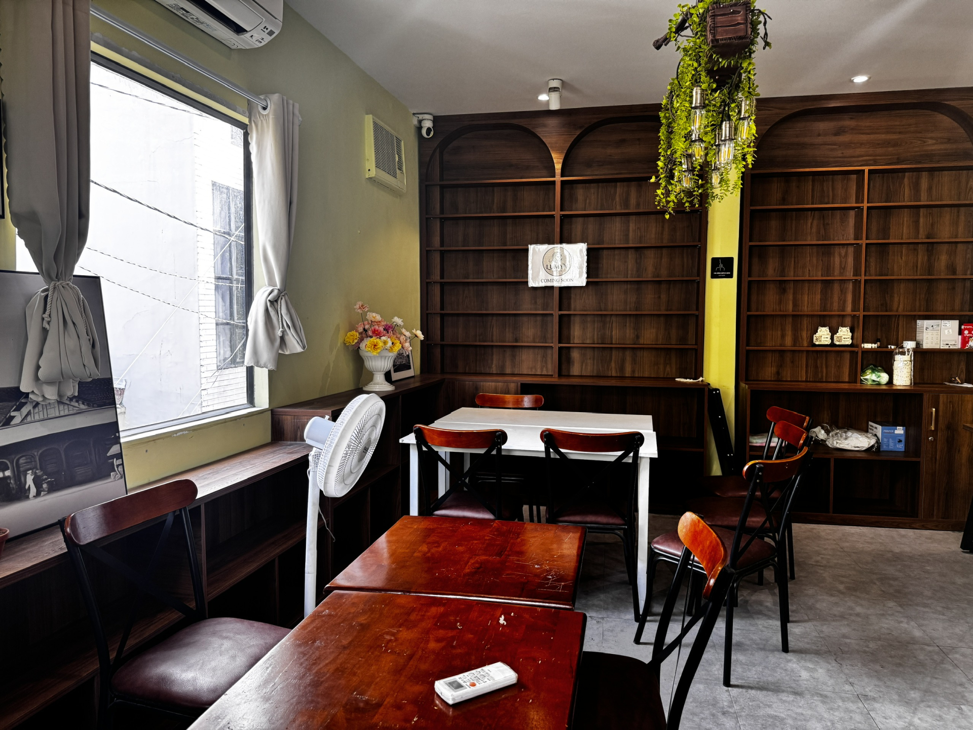 Không gian bên trong của quán. 