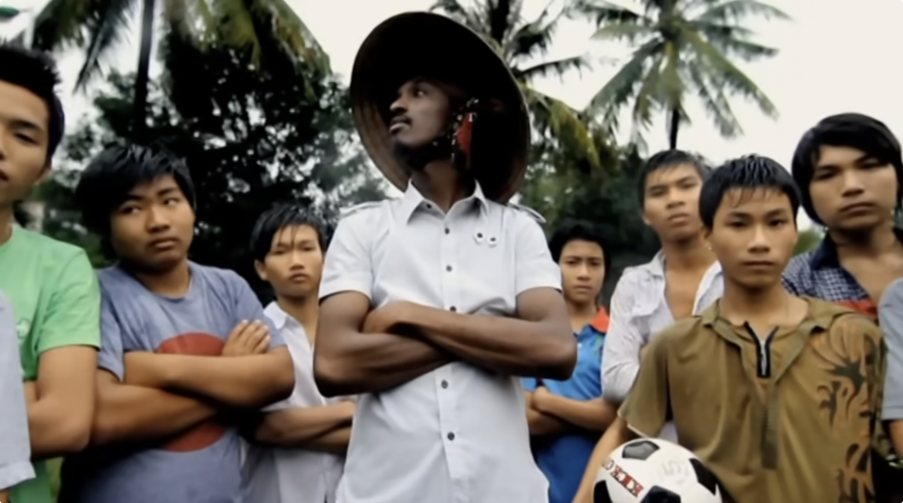 Nhiều cậu bé Việt Nam hồi đó từng xuất hiện trong MV Wavin’ Flag 