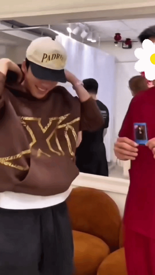   Netizen phát hiện cô gái lướt qua trong clip HIEUTHUHAI có vóc dáng giống Tăng Mỹ Hàn  