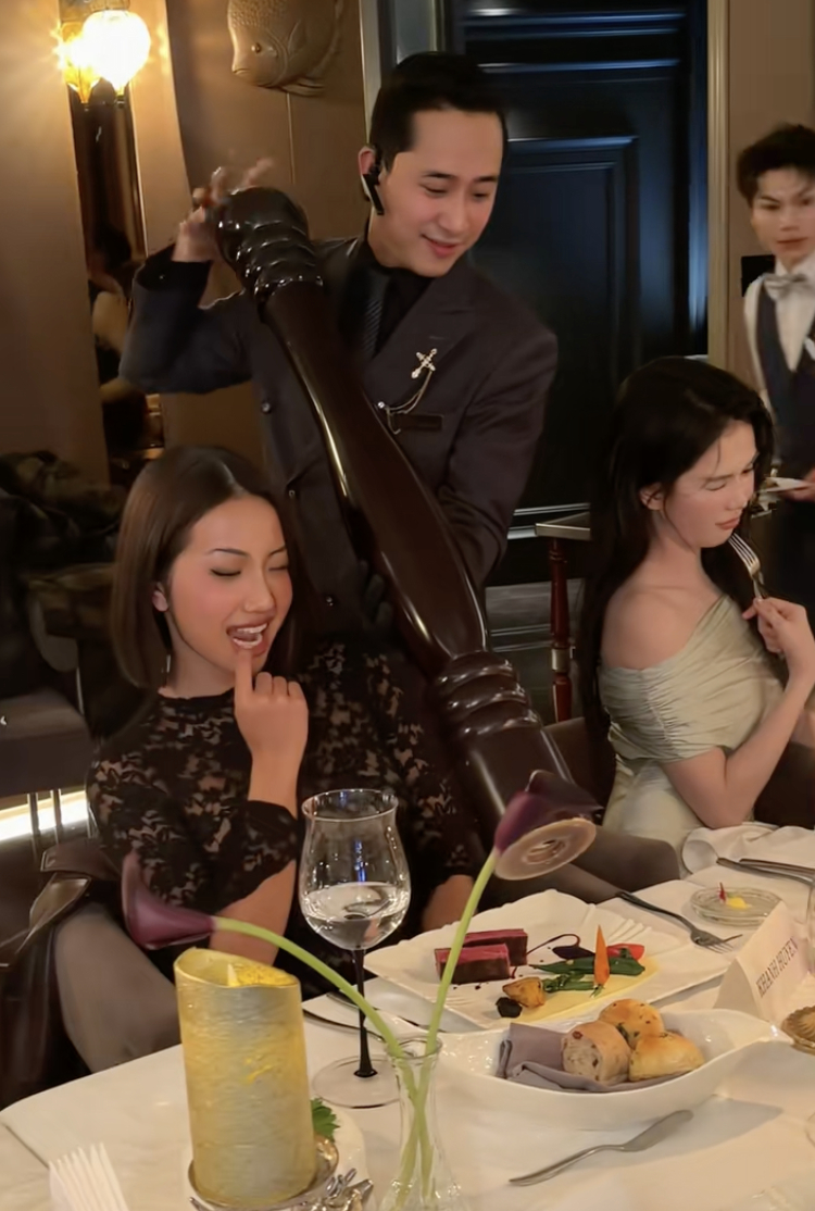 Huyền 2K4 chia sẻ khoảnh khắc ăn uống vui vẻ cùng Ngọc Trinh