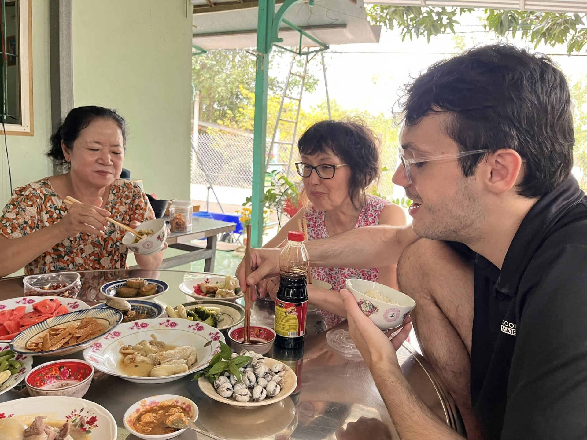 Đến cả cách ngồi ăn của chồng và mẹ chồng Vy Võ cũng rất Việt Nam