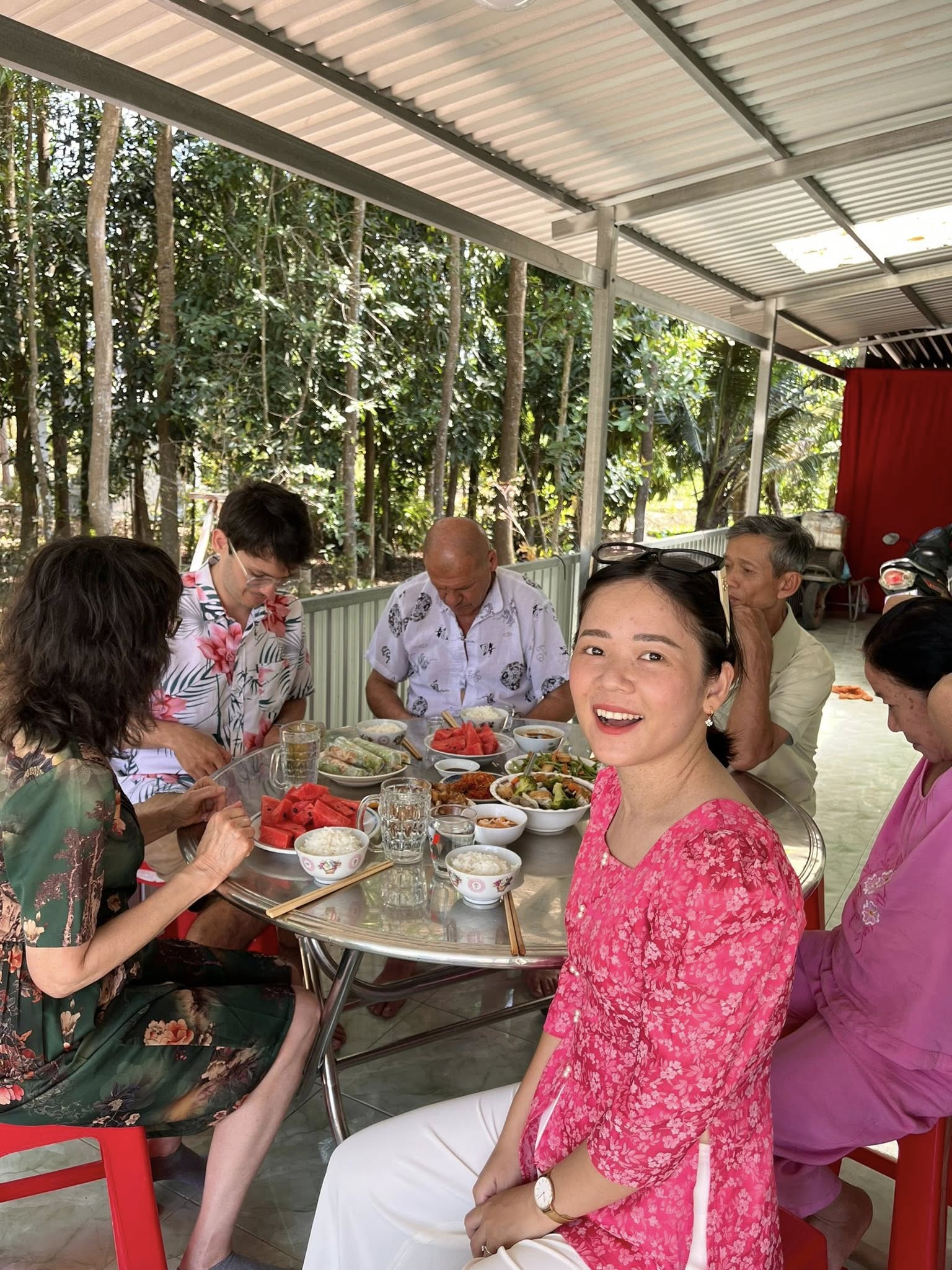 Cặp đôi sui gia U70 mê đắm ẩm thực, cuộc sống ở miền Tây